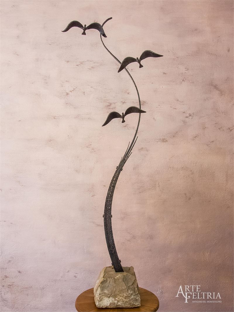 Scultura di uccelli in volo