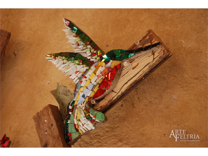 Colibrì in mosaico dal petto rosso