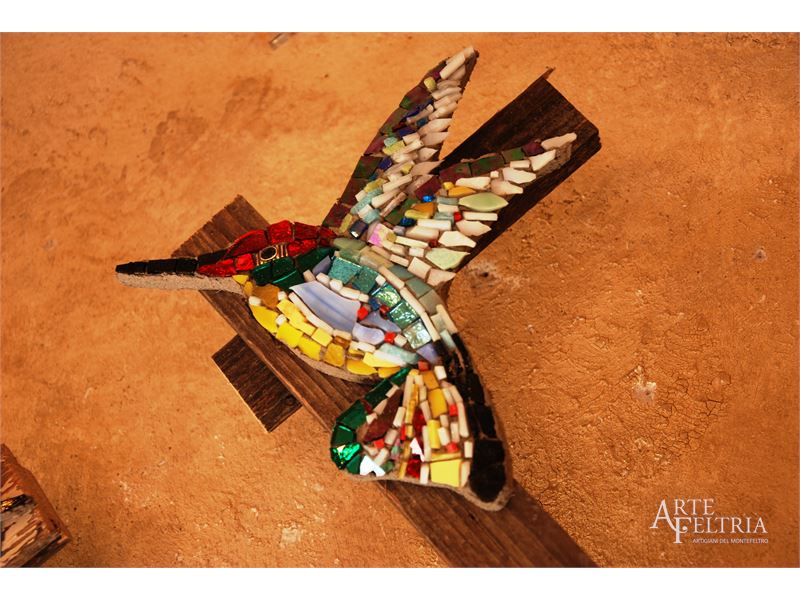 Colibrì in mosaico dal petto giallo