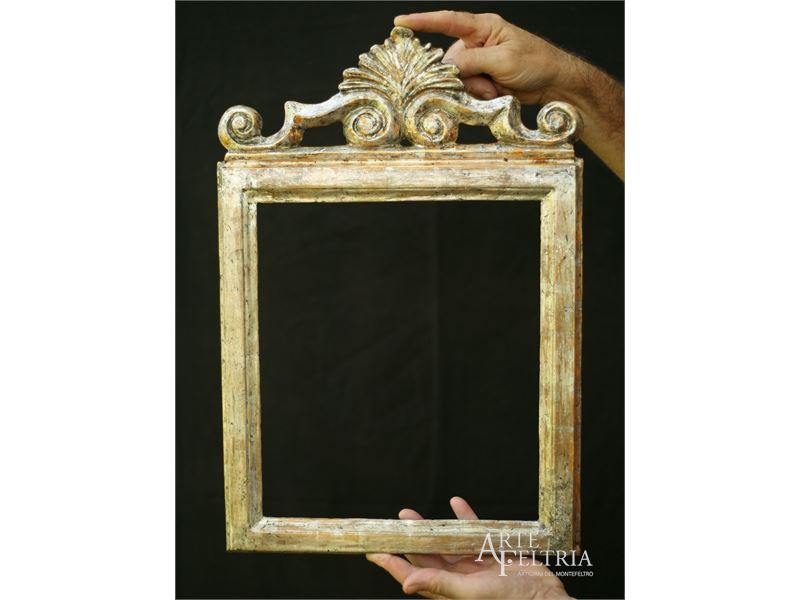 Cornice argentata con cimasa
