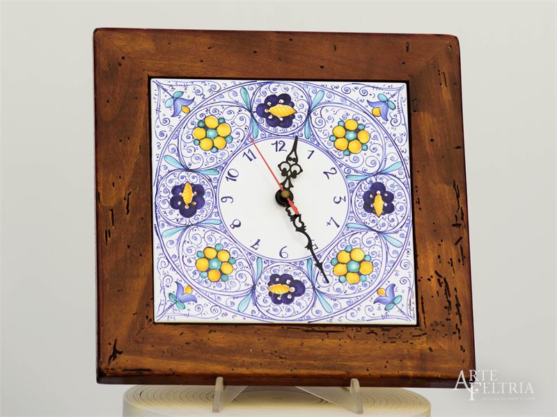 Orologio da parete in maiolica con cornice lignea