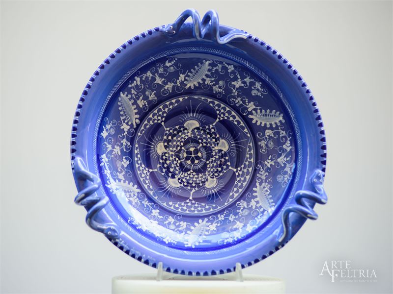 Vassoio tondo color blu, con manici a forma di serpente