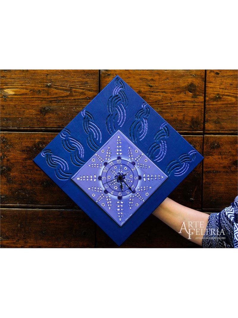 Orologio da parete in maiolica, applicato su cornice lignea blu