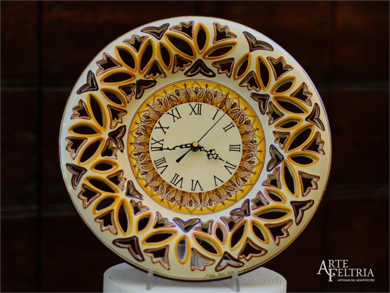 Orologio da parete in maiolica traforata
