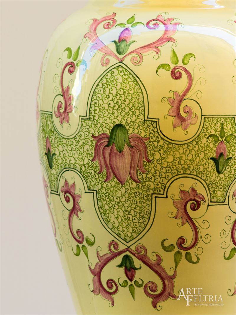 Vaso con decoro in stile liberty e bocca smerlata
