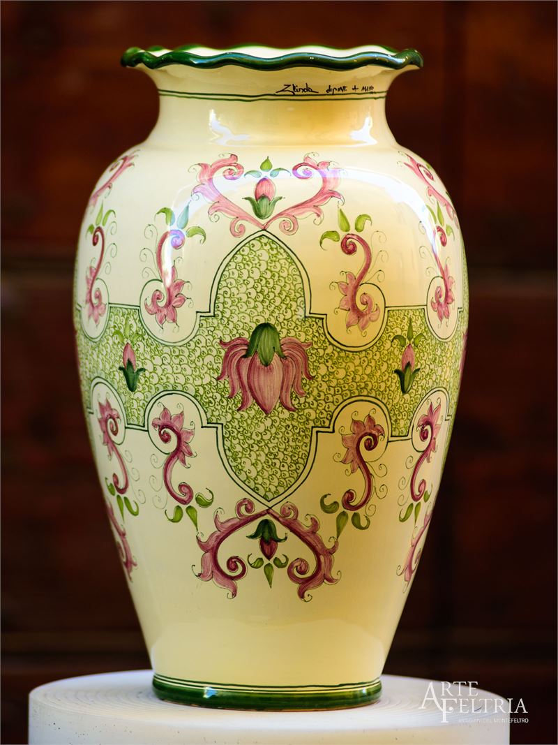 Vaso con decoro in stile liberty e bocca smerlata