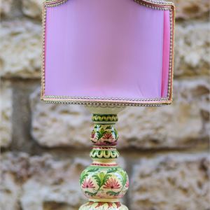 Abat-jour a forma di candeliere, paralume color rosa