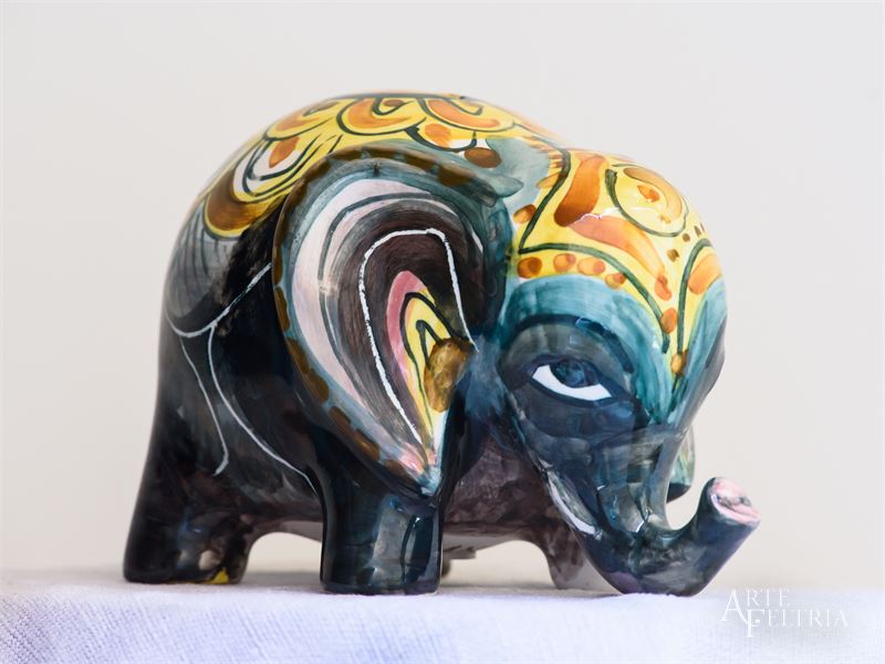 Salvadanaio a forma di elefante in piedi