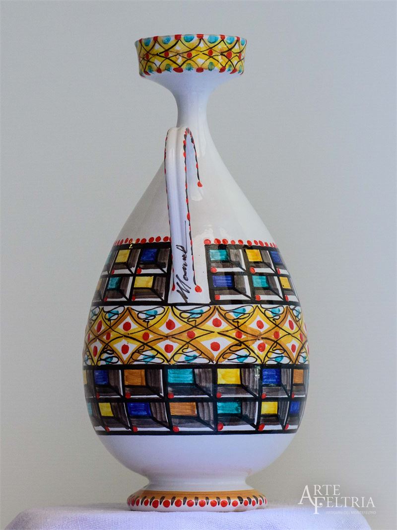 Presentazione bottiglia con decorazione geometrica