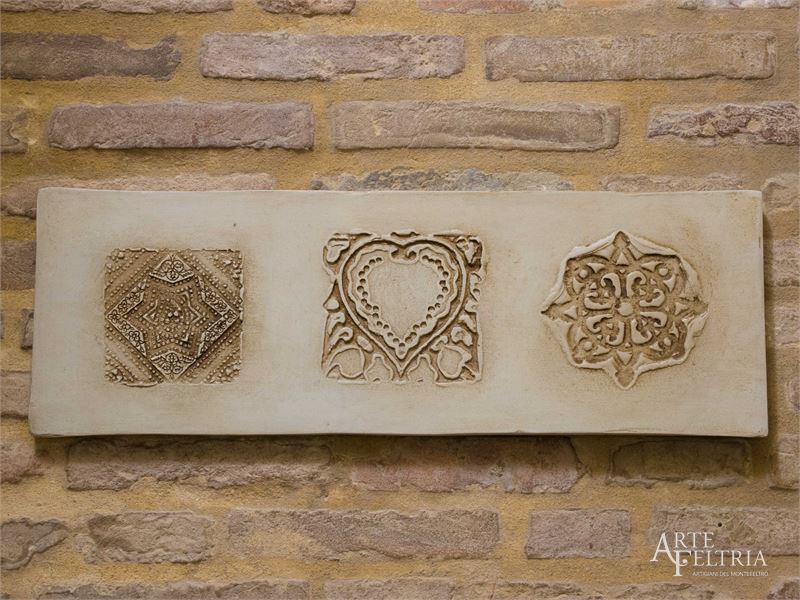 Formella rettangolare con rosone, cuore e stella, tortora