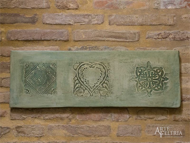 Formella rettangolare con rosone, cuore e stella, verde