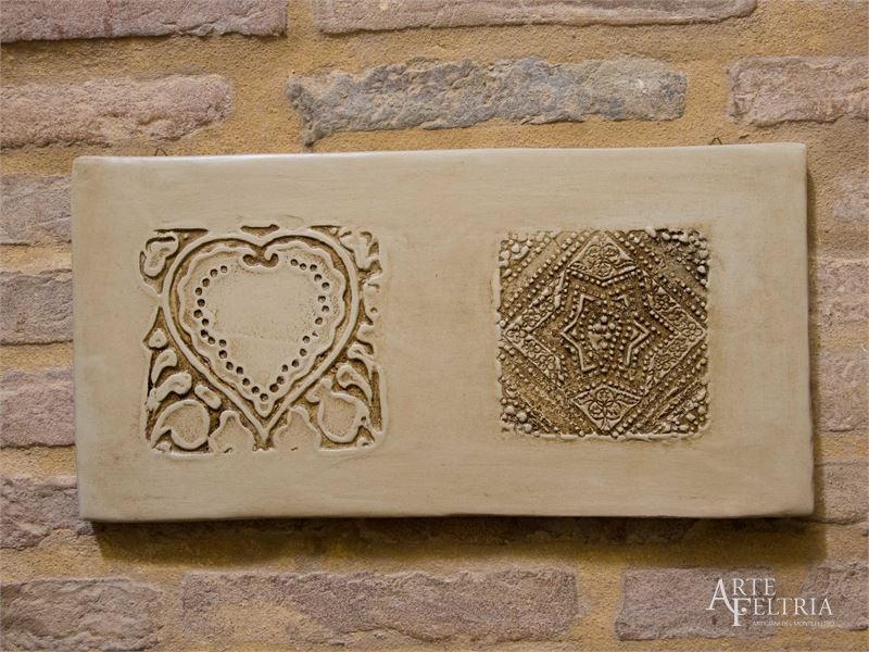 Formella rettangolare con stella e cuore, tortora