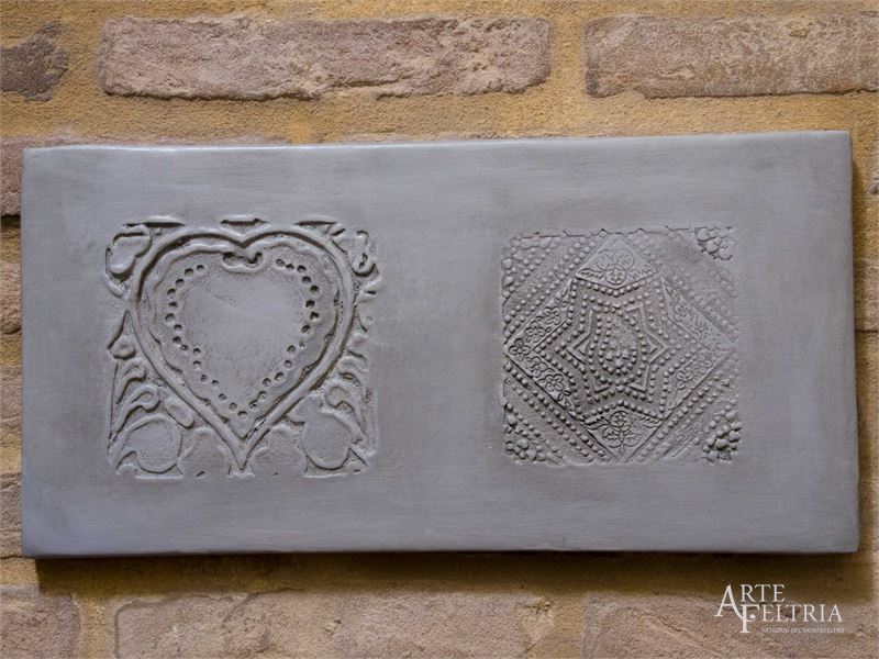 Formella rettangolare con stella e cuore, grigia