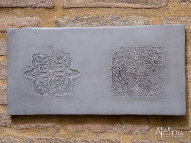 Formella rettangolare con rosone e stella, grigia