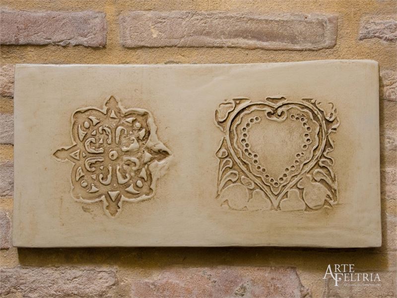 Formella rettangolare con rosone e cuore, tortora
