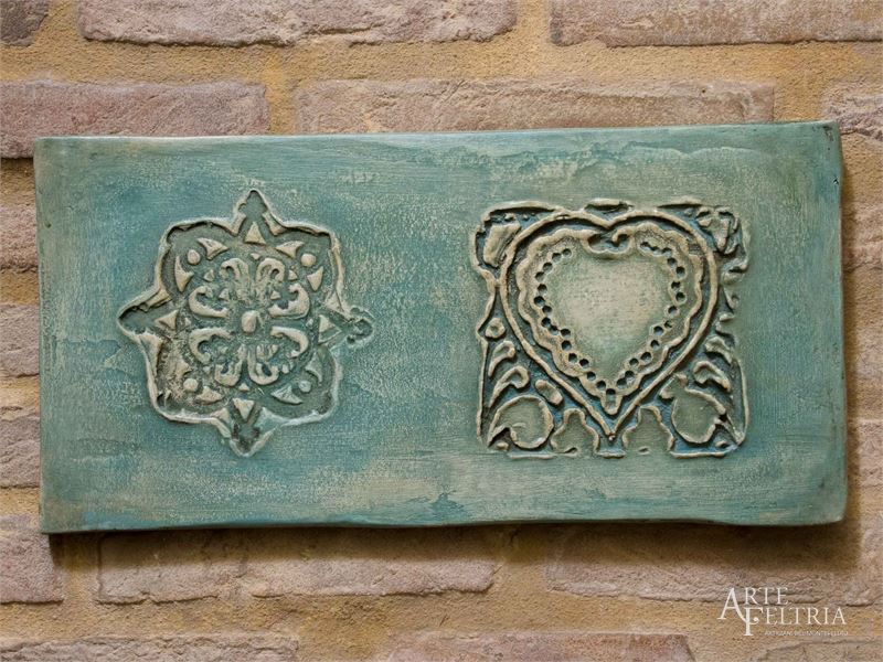 Formella rettangolare con rosone e cuore, verde