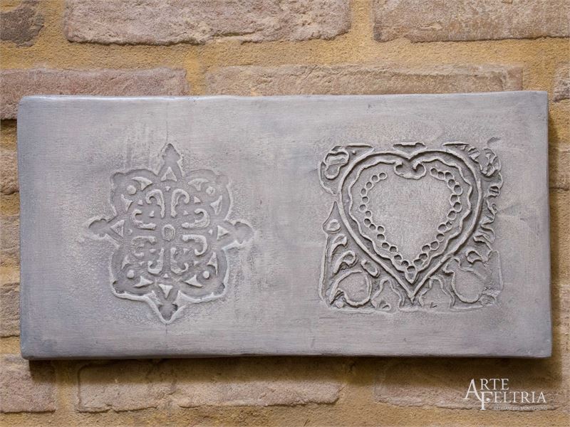 Formella rettangolare con rosone e cuore, grigia