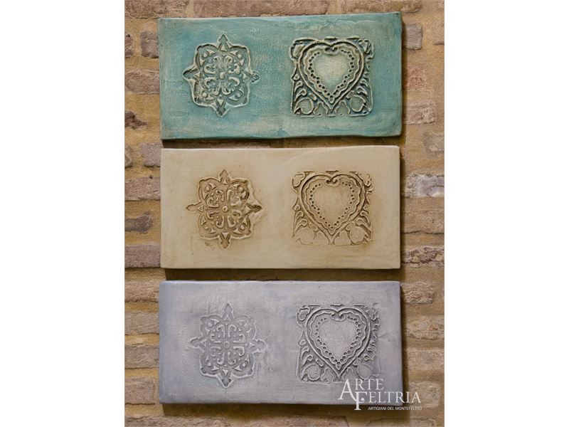 Formella rettangolare con rosone e cuore