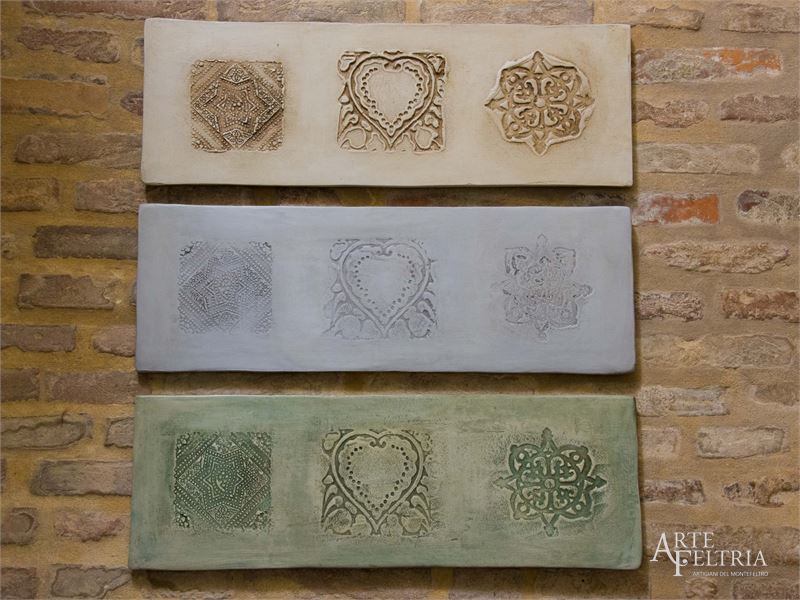 Formella rettangolare con rosone, cuore e stella