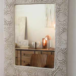 Specchio, cornice lignea decorata con cuori