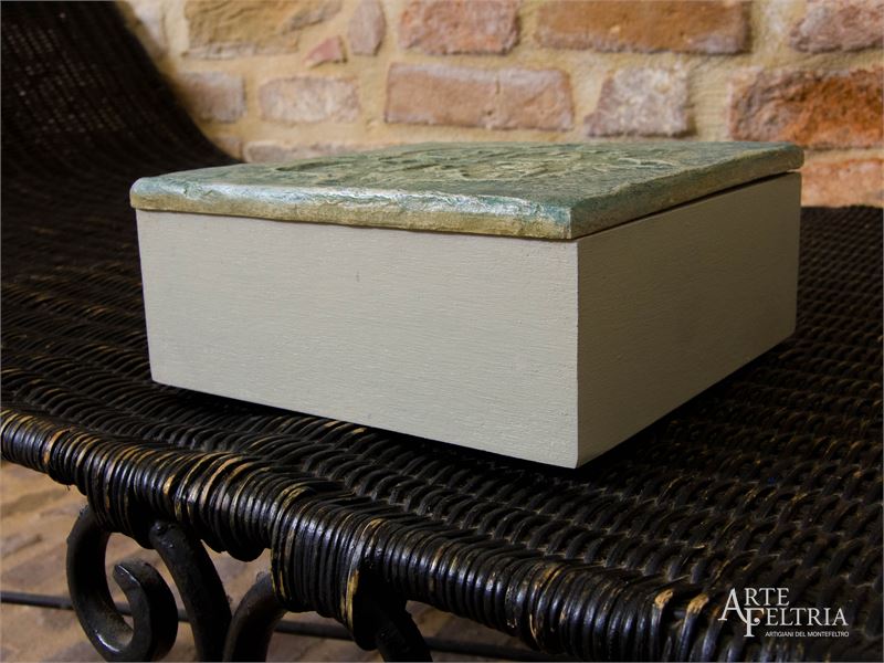 Scatola lignea con rosone inciso, verde