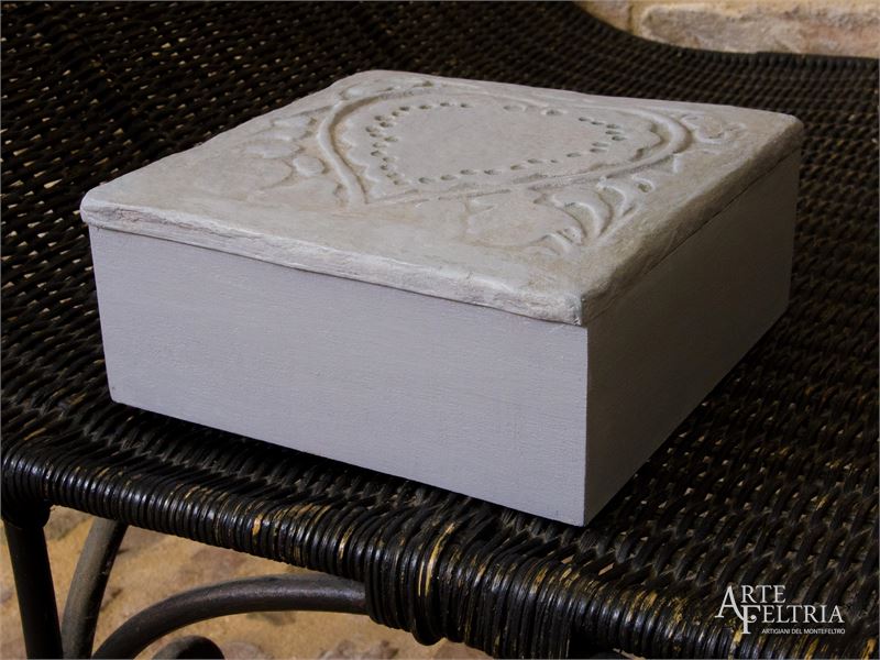 Scatola lignea con cuore inciso, grigia