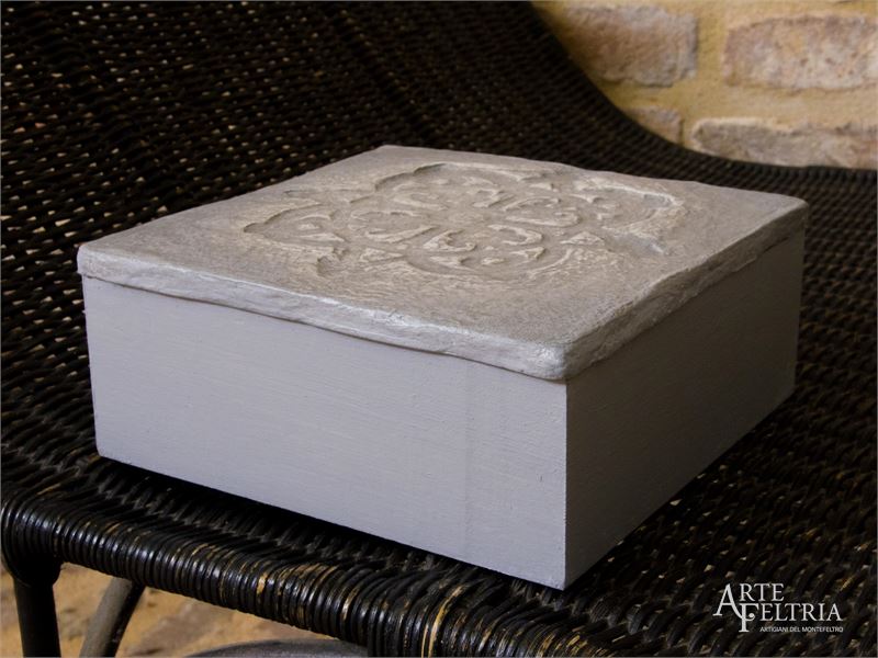 Scatola lignea con rosone inciso, grigia