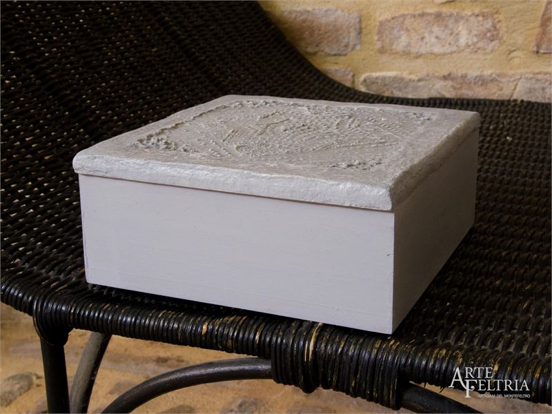 Scatola lignea con stella incisa, grigia