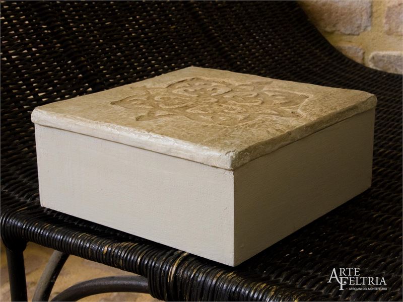 Scatola lignea con rosone inciso, tortora