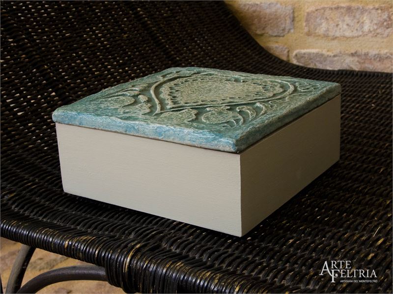 Scatola lignea con cuore inciso