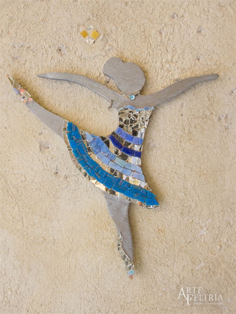 Ballerina con vestito argento e blu