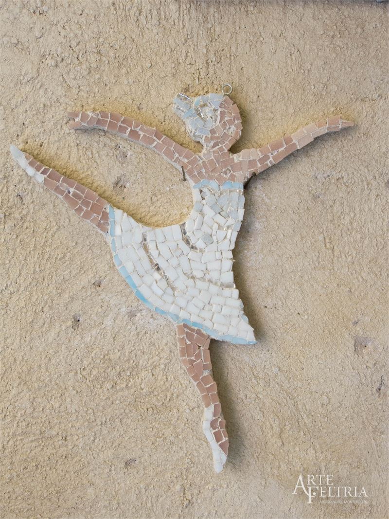 Ballerina con vestito bianco