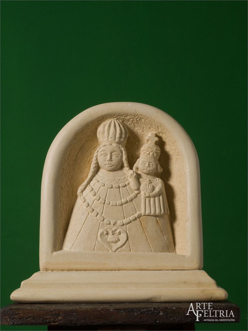 Nicchia votiva con Madonna di Loreto e basamento|statua
