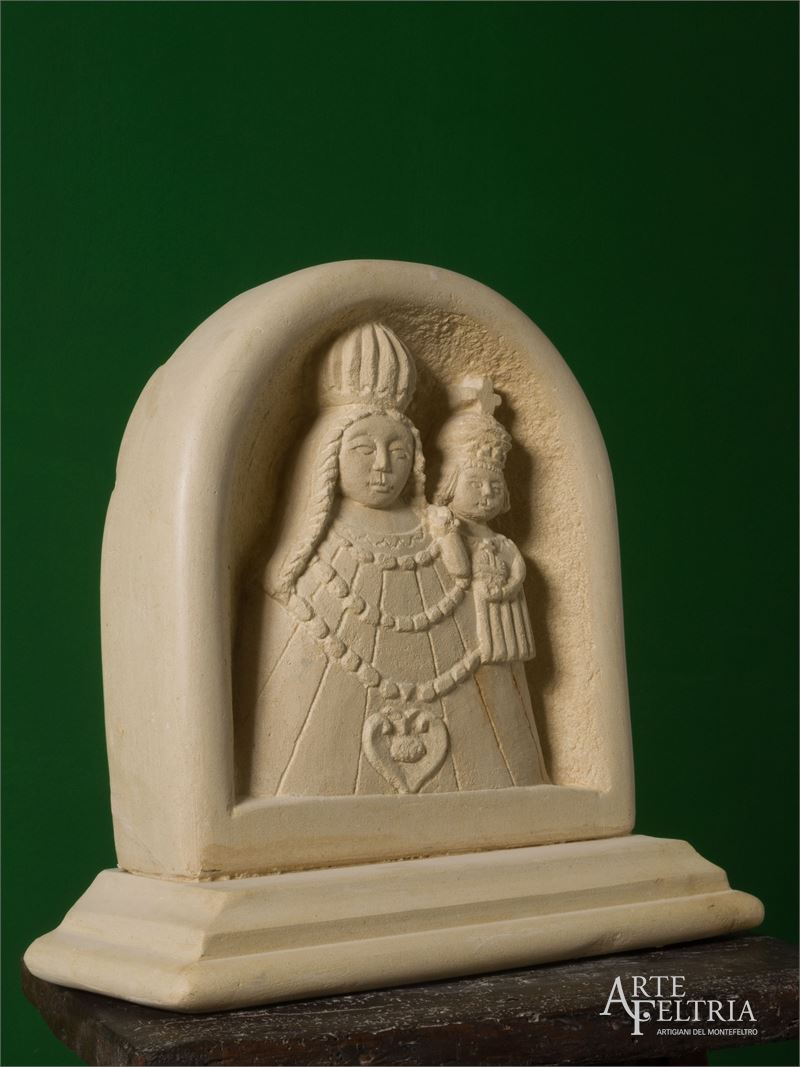 Nicchia con Madonna lauretana