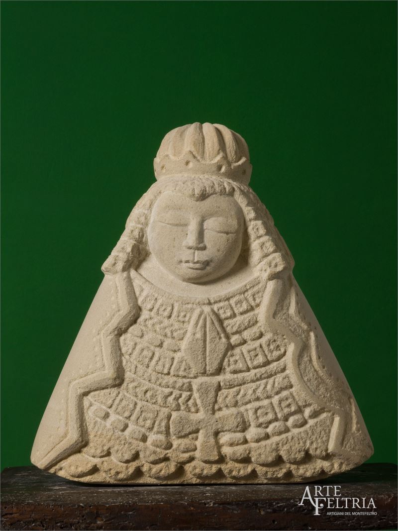 Madonna orante con dalmatica con pizzo |statua / scultura