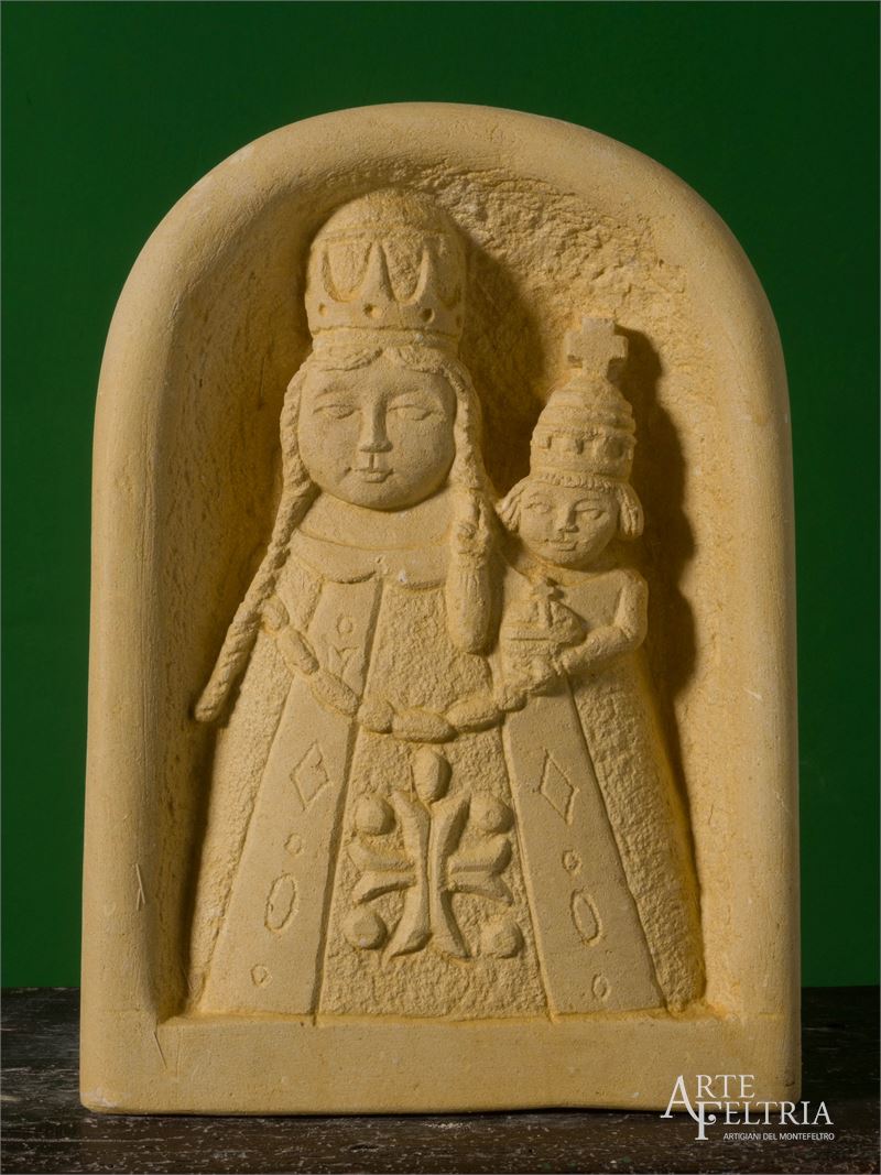 Nicchia votiva con Madonna di Loreto |statua