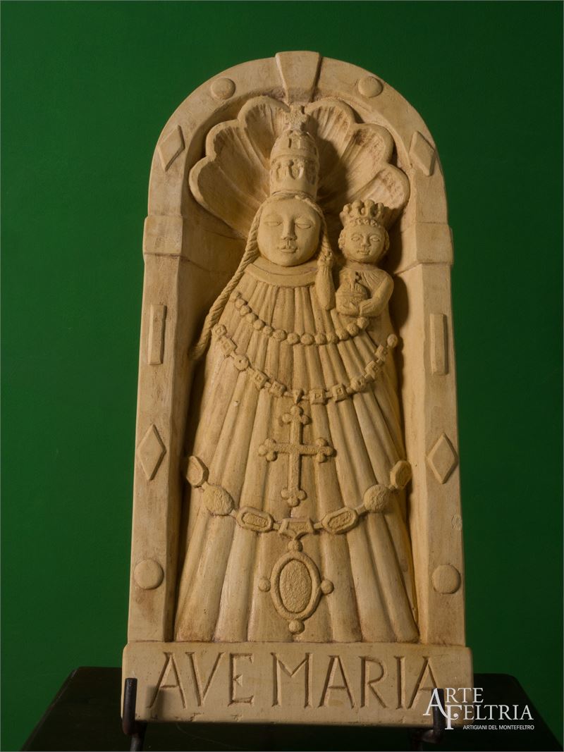 Madonna di Loreto in una nicchia |statua