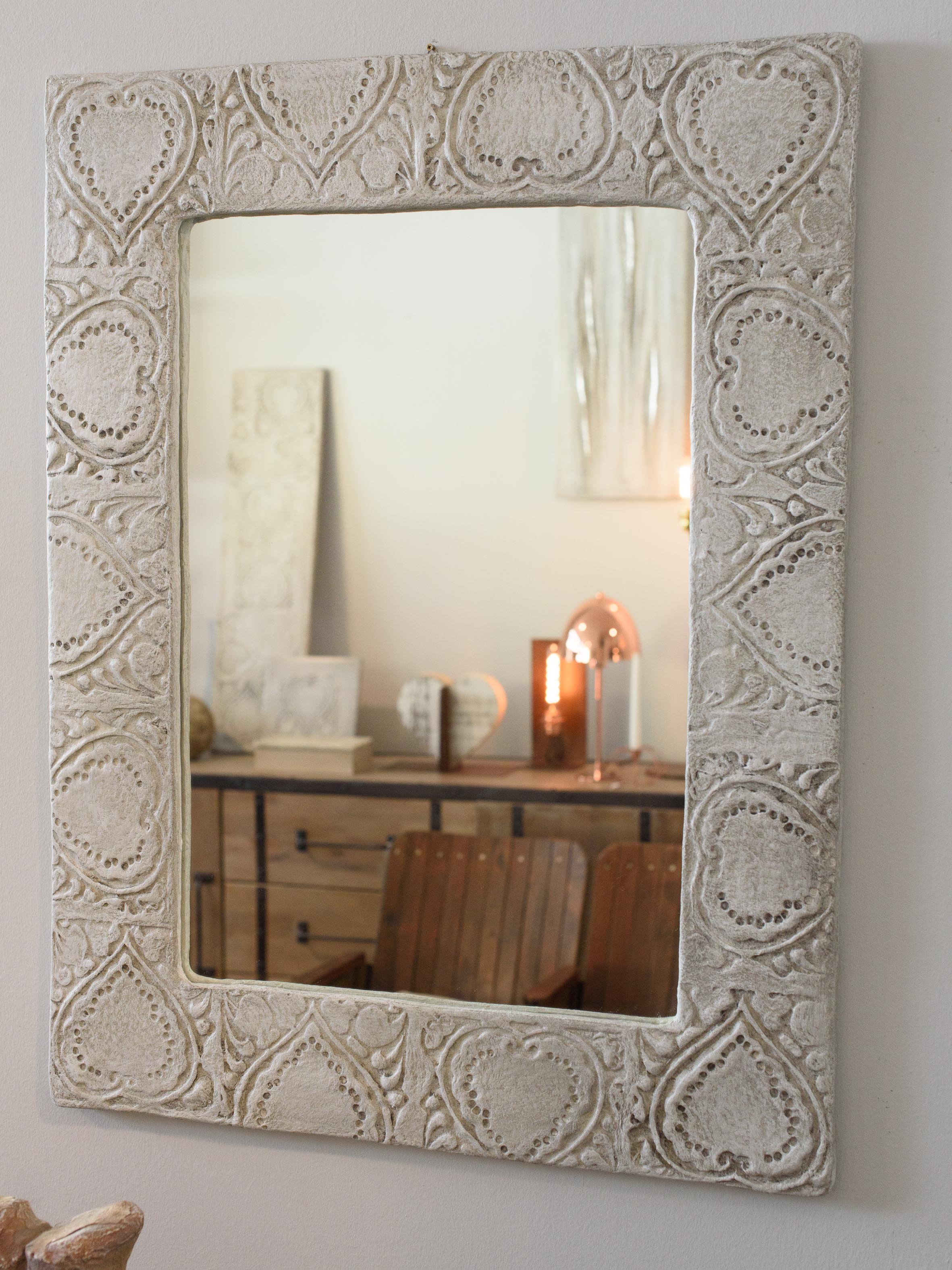 Specchio, cornice lignea decorata con cuori