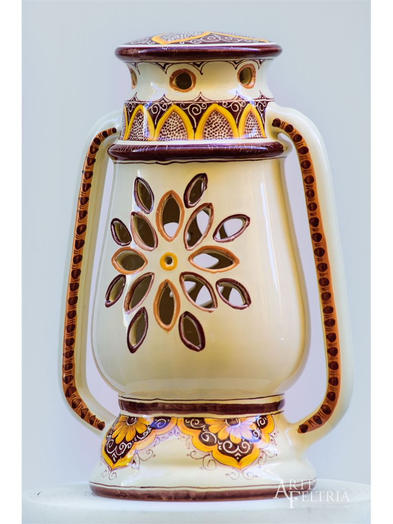 Lanterna con manici, traforata e decorata